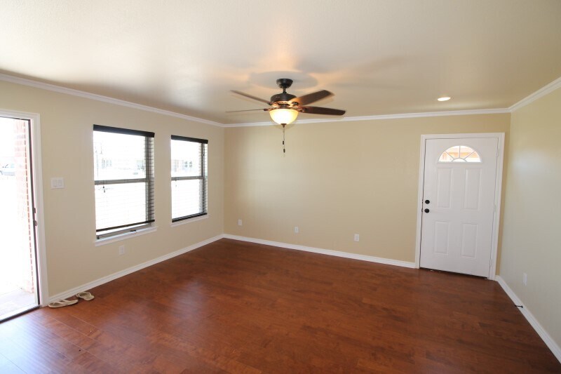 Building Photo - 935 /937 Robineta Ln