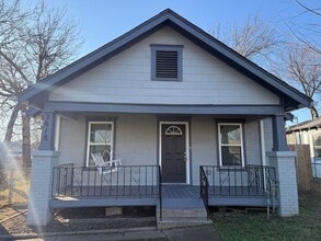 Building Photo - 2 bedroom House with Bonus Room and Fenced Yard