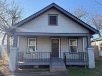 Building Photo - 2 bedroom House with Bonus Room and Fenced Yard