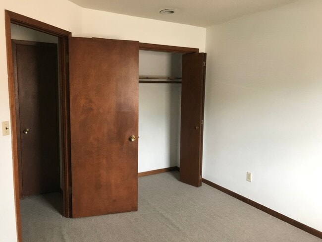 Building Photo - 2 Bedroom/1.5 Bathroom in Iowa City near Kinnick! Available Now!