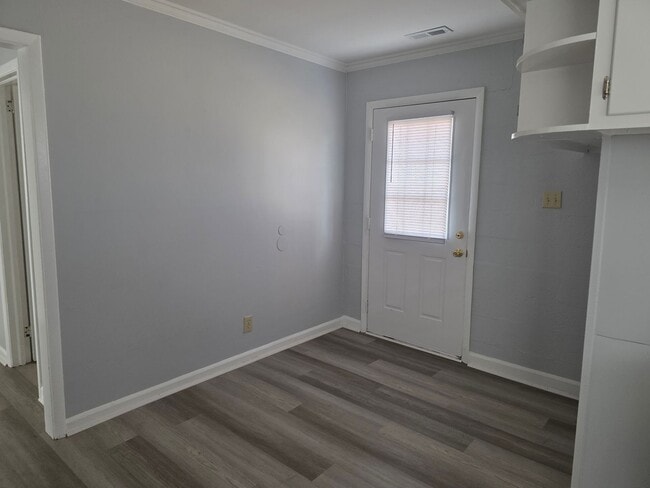 Building Photo - Cute 2 bedroom, 1 bath Duplex