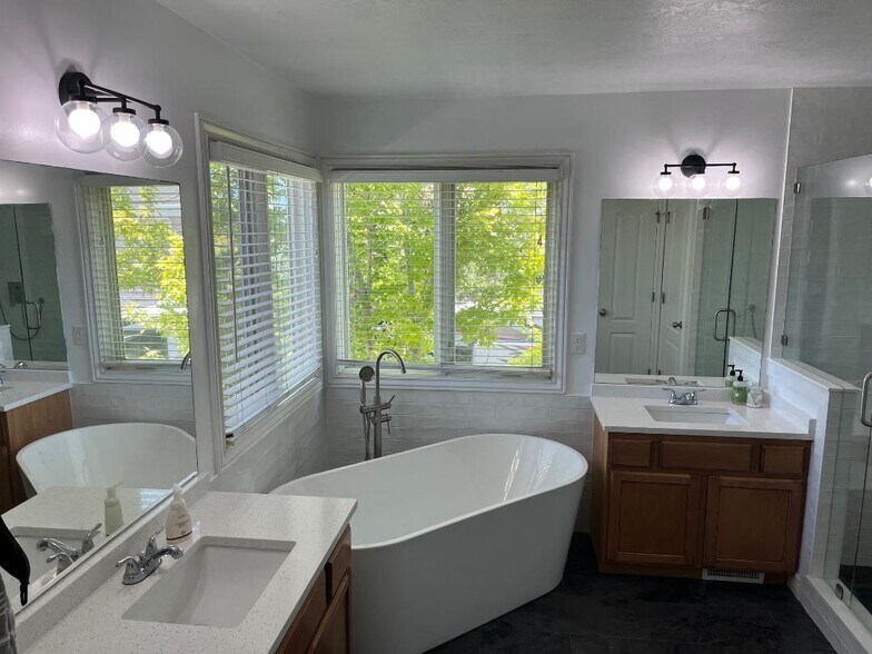 Building Photo - 4588 Spring Meadow Dr