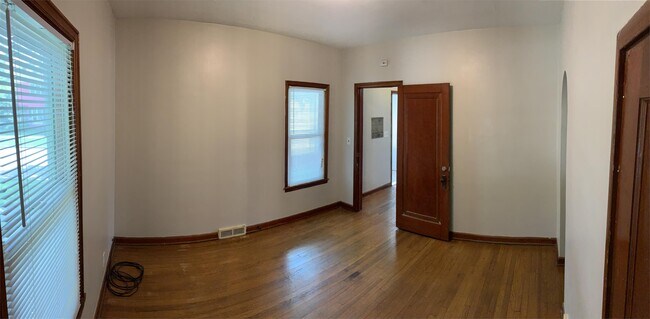 Building Photo - 1121 16th Ave N