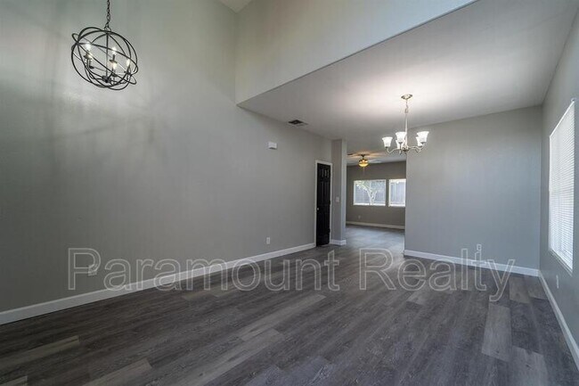 Building Photo - 4319 Roxbury Dr