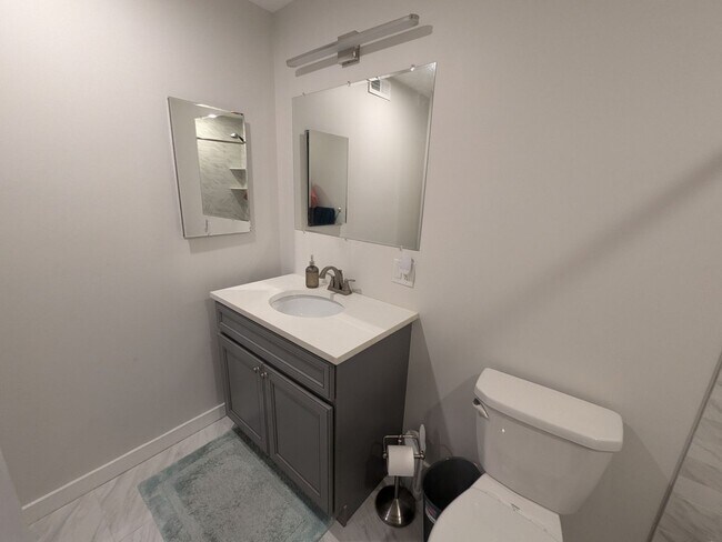 Building Photo - Stunning Home - Ludlow