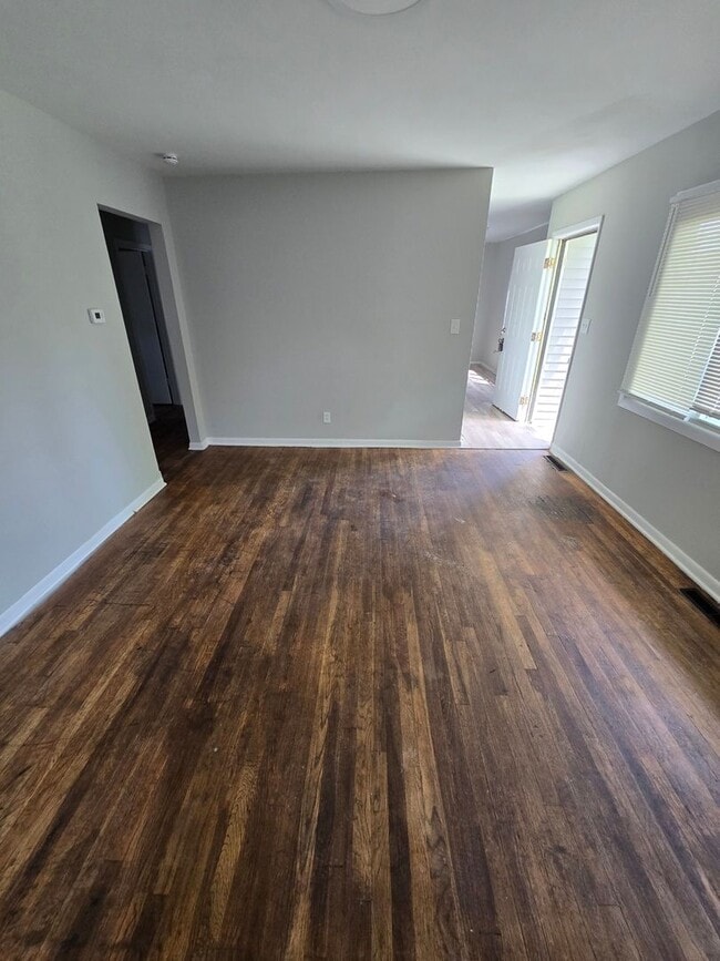 Building Photo - 3 BEDROOM SINGLE FAMILY