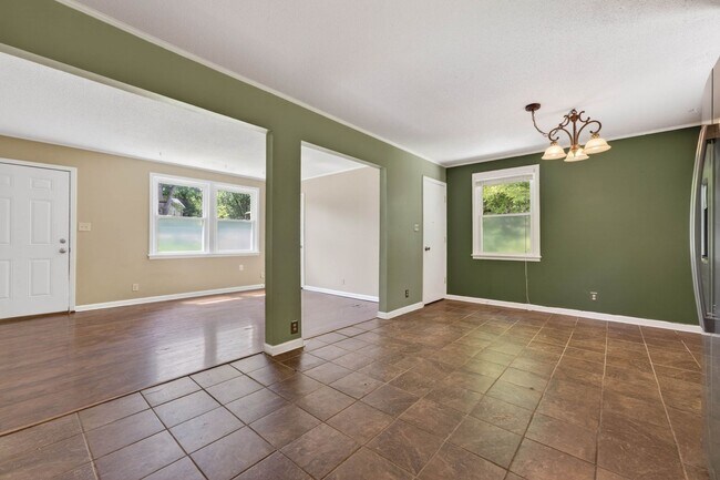 Building Photo - 3 Bedroom Pet Friendly Home For Rent Near Heritage Park!