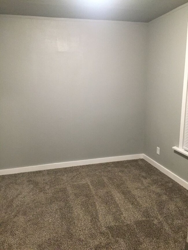 Building Photo - 1123 W Maple Ave