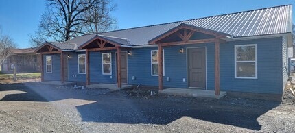 Building Photo - 2 Bedroom • 2 Bathroom • Triplex Unit in S...