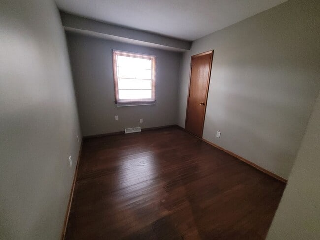 Building Photo - 3 Bedroom, 1.5 Bathroom home with detached garage