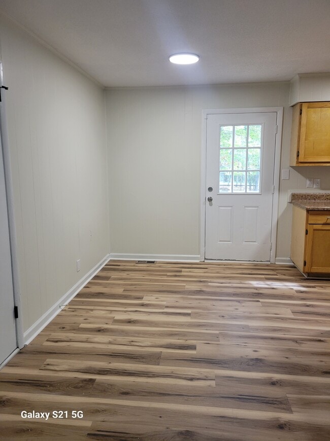 Building Photo - 214 Lakeshire Dr
