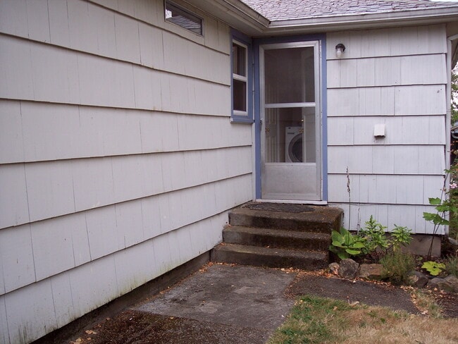 Building Photo - 275 SE Richland Ave
