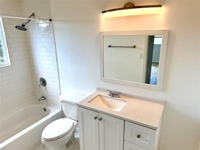 Building Photo - 2 bedroom in North Miami FL 33161