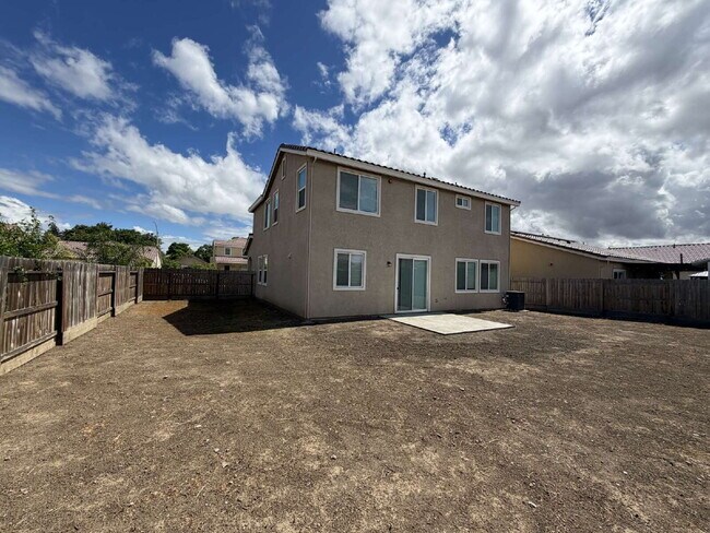 Building Photo - Spacious 4-Bedroom Retreat with 2.5 Baths in Los Banos – Your Ideal Family Home Awaits in a gated...