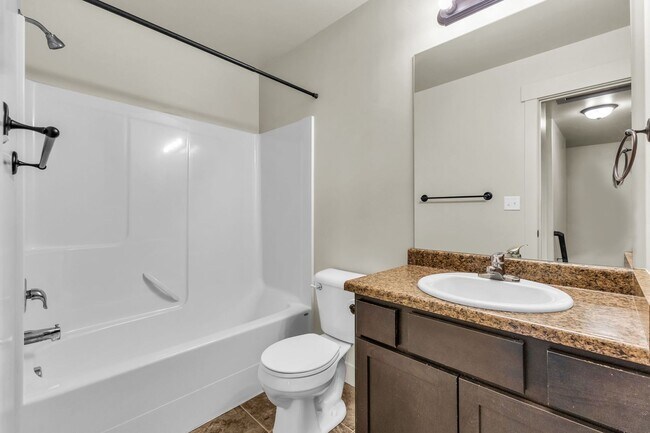 Building Photo - 4 Bedroom 3 Bathroom Home in Springville!