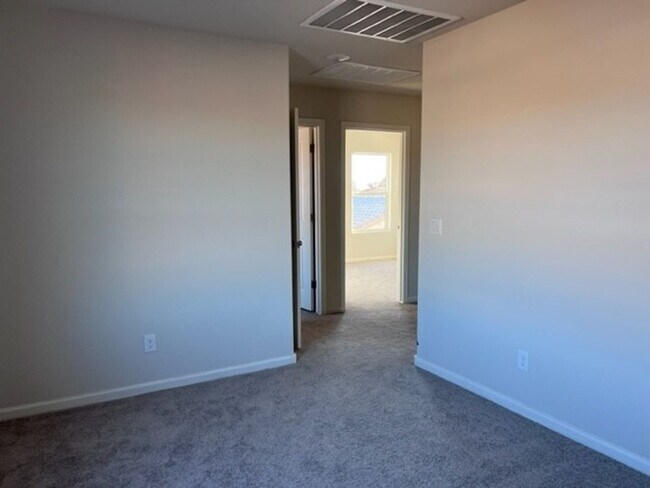Building Photo - 3br 2Ba 2-Story Home with fenced yard and garage Near Golf Course, Rotary Park