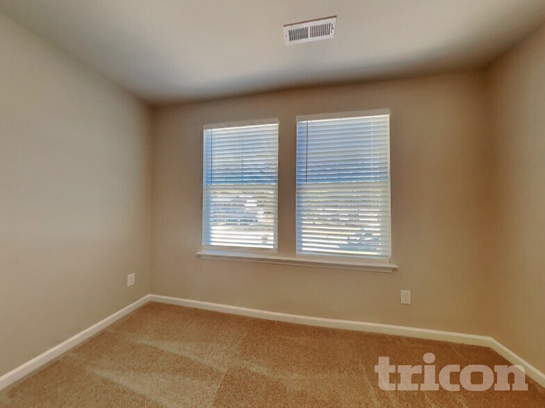 Building Photo - 572 Lakerun Dr