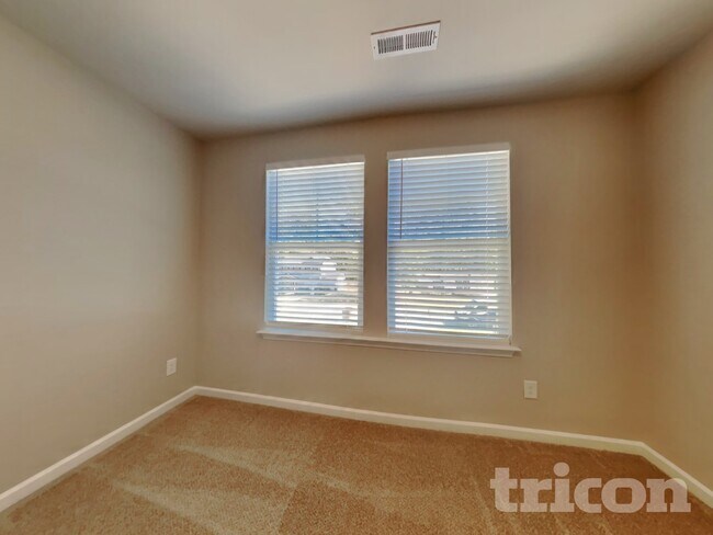 Building Photo - 572 Lakerun Dr