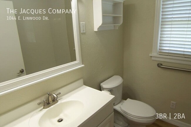 Building Photo - 1044 E Linwood Dr