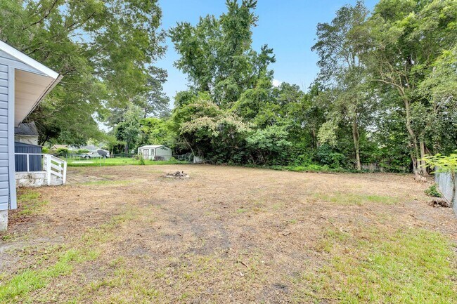 Building Photo - 3 bedroom Northwoods Home