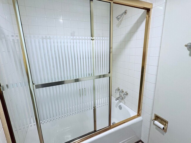 Building Photo - Lovely 2 Bedroom and 2 Bathroom Condo w/ Den! Lots of Space! *SPECIAL OFFER 2 Weeks Free Rent*