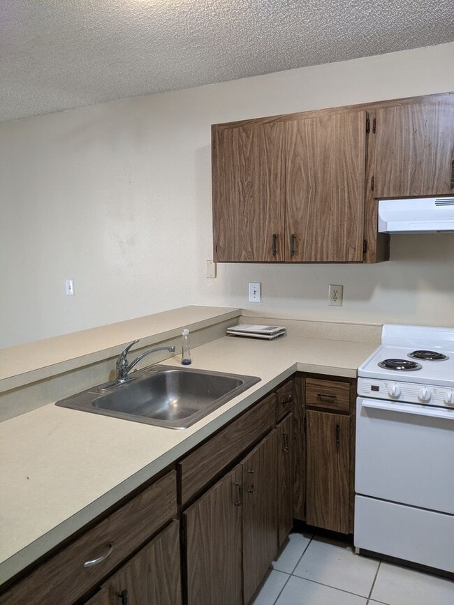 Building Photo - Oakwood Villas - Two Bedroom Two Bath Town...