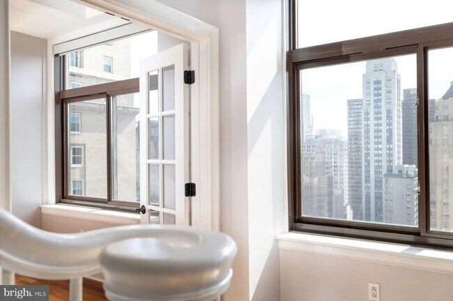 Building Photo - Spacious 4-Bedroom Residence with In-Unit Laundry in Center City