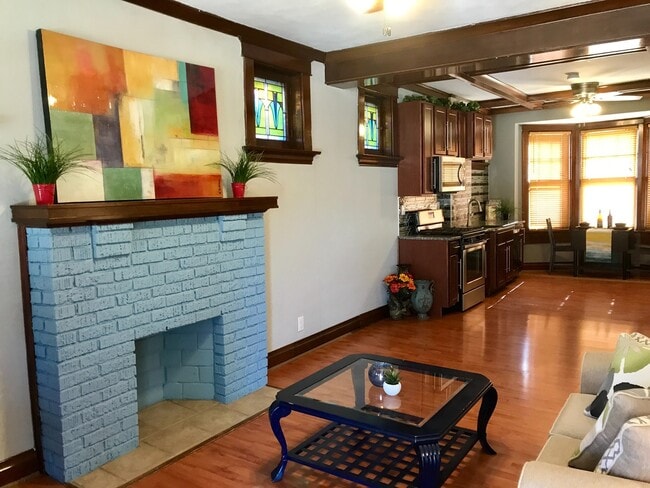 Building Photo - lovely renovated home