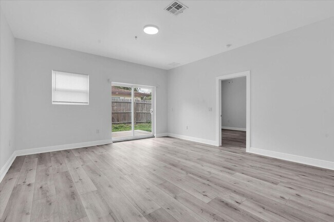Building Photo - 705 S Orange Ave