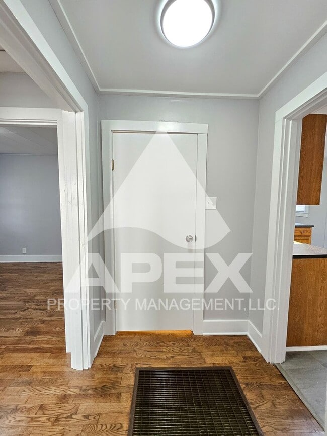 Building Photo - Charming 3 Bd 1- Ba Single Family Home in ...