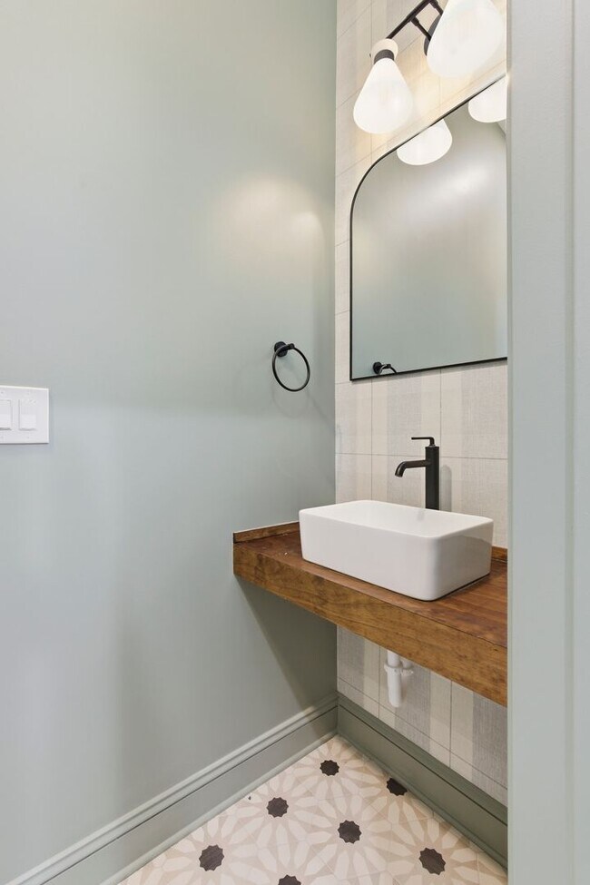 Building Photo - 2926 W Oxford St