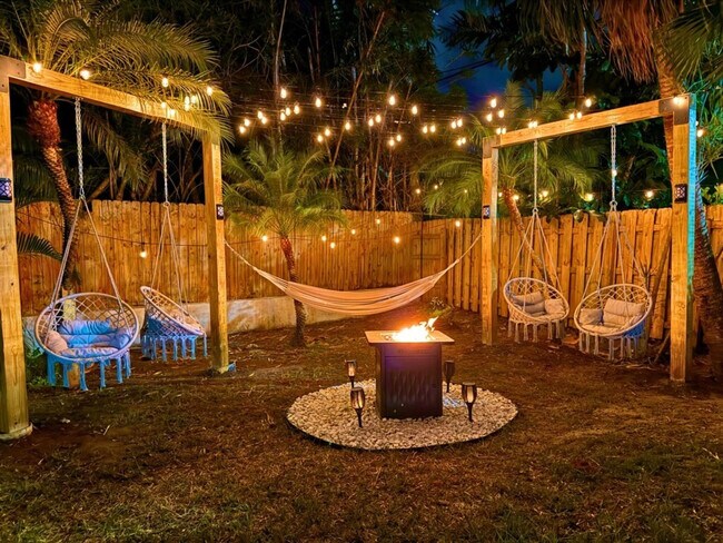 Building Photo - 834 SW 14th Ct