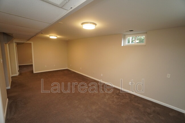 Building Photo - 2258 W Maplewood Ave