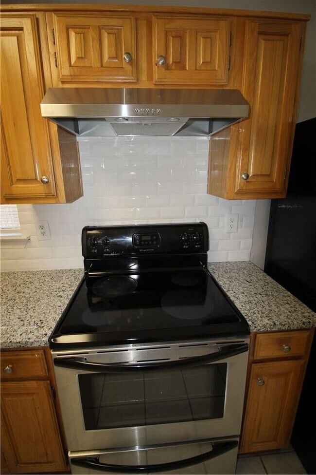Building Photo - 2 Bedroom, 2 Bath  in Bryan Place