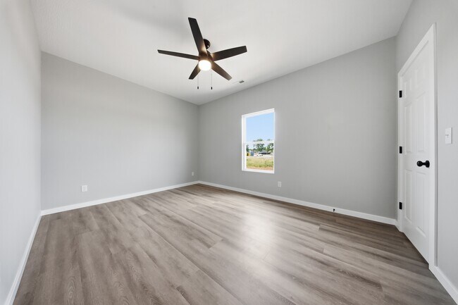 Building Photo - 870 s Orchard Way