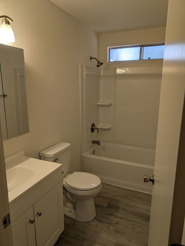 Building Photo - Newly Remodeled Townhouse