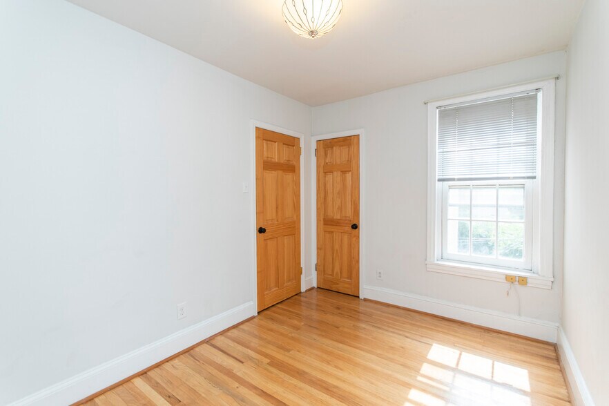 Building Photo - 527 S Lecount St