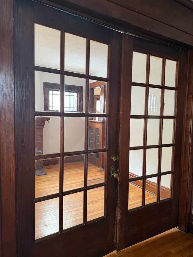 Building Photo - 612 Cherry St