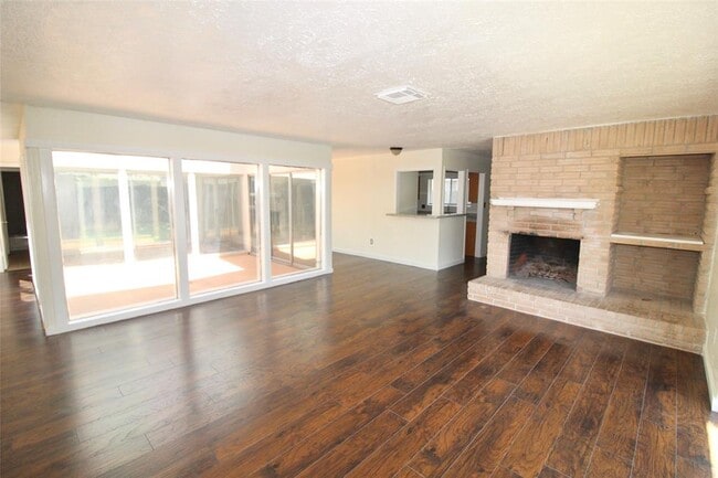 Primary Photo - 10402 Gulfstream Ln