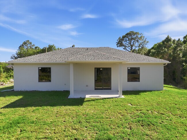 Building Photo - 825 Carbon St E