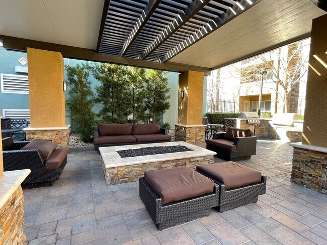 Building Photo - Coming Soon-2 Bedroom Unit in Manhattan Guard Gated Community!