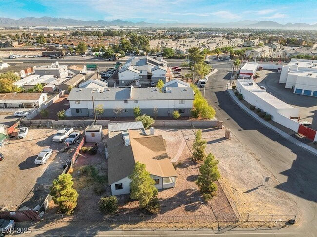 Building Photo - 1637 Sunset Dr