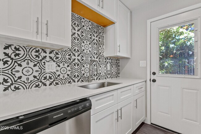 Building Photo - 35 W Medlock Dr