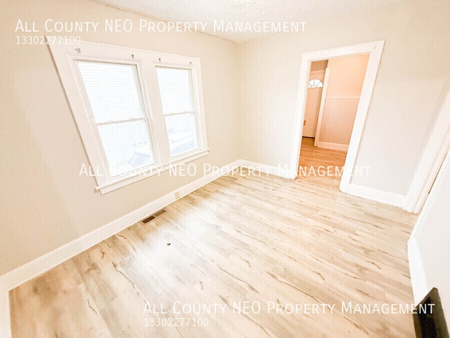 Building Photo - 451 Lucy St