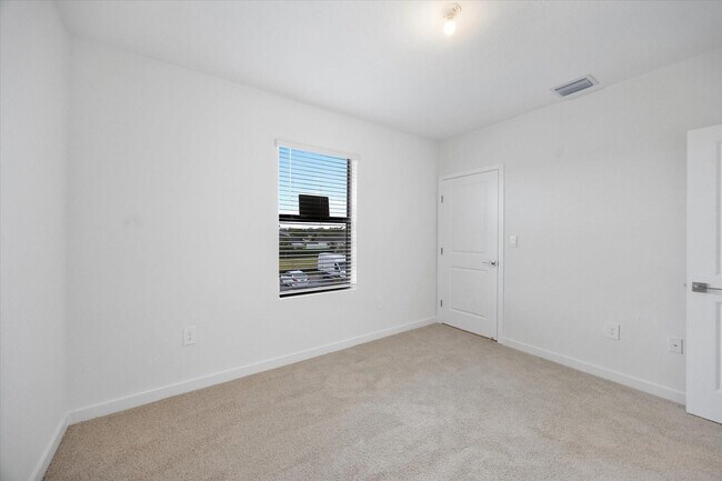 Building Photo - 713 SE 15th Ave