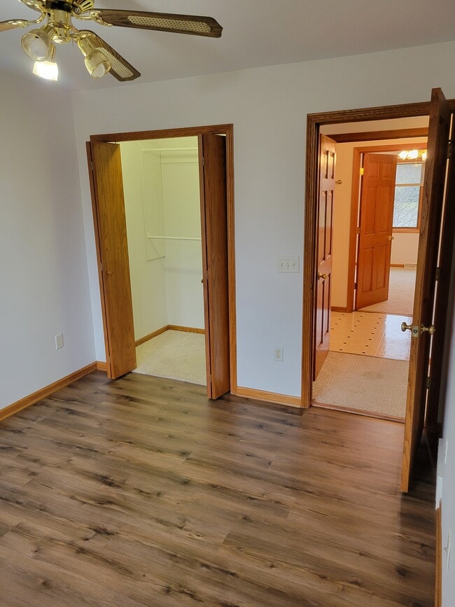 10×12 bedroom with walk-in closet - 153 Jennifer Ln