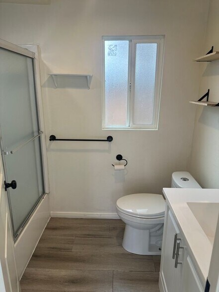 Building Photo - 931 E 6th St