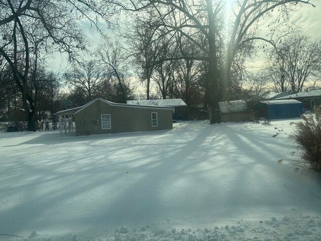 Building Photo - 3 bedroom 1 bath section 8 and market rent