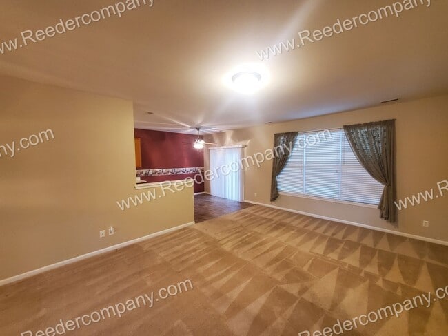 Building Photo - Spacious 2 bed 1.75 bath with 2 car attatc...