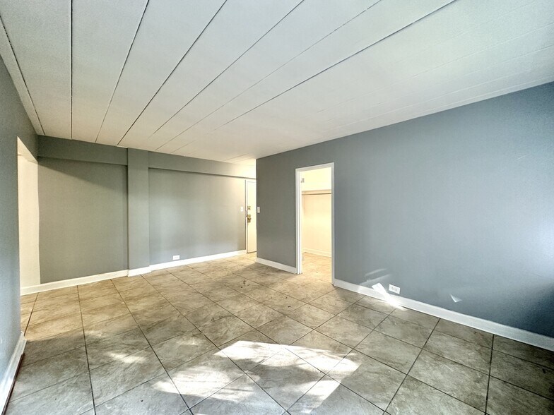 Building Photo - 1360 W Touhy Ave